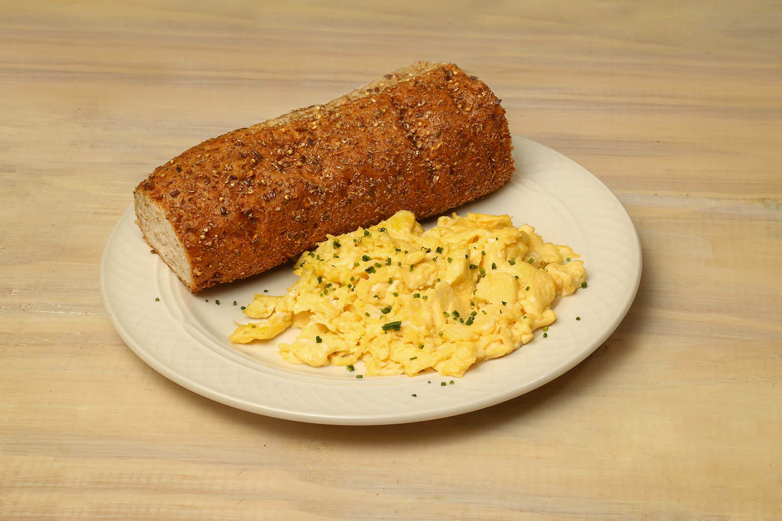 scrambled eggs with bread